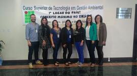 Servidores comemorando resultado no Exame Nacional de Desempenho de Estudantes em 2016